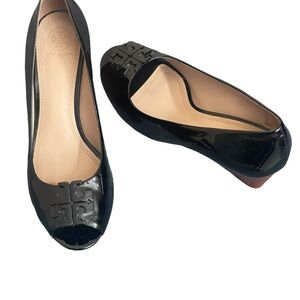 Tory Burch Black Patent Leather Lowell Peep
Toe Wedge Pumps Size 9.5M